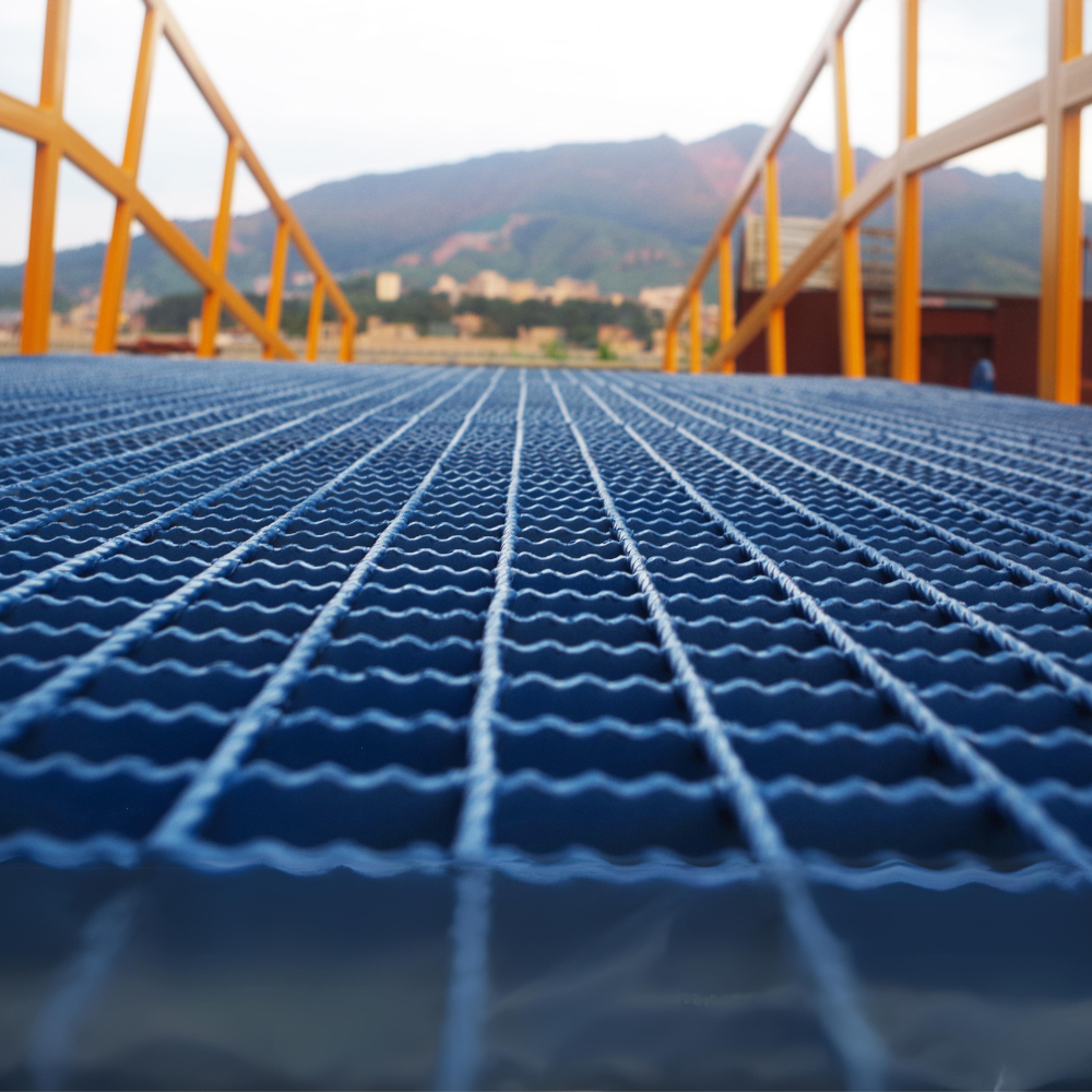 Heeve Loading Dock & Warehouse Heeve Forklift Dock Ramp/Yard Ramp with Grated Surface - Manual