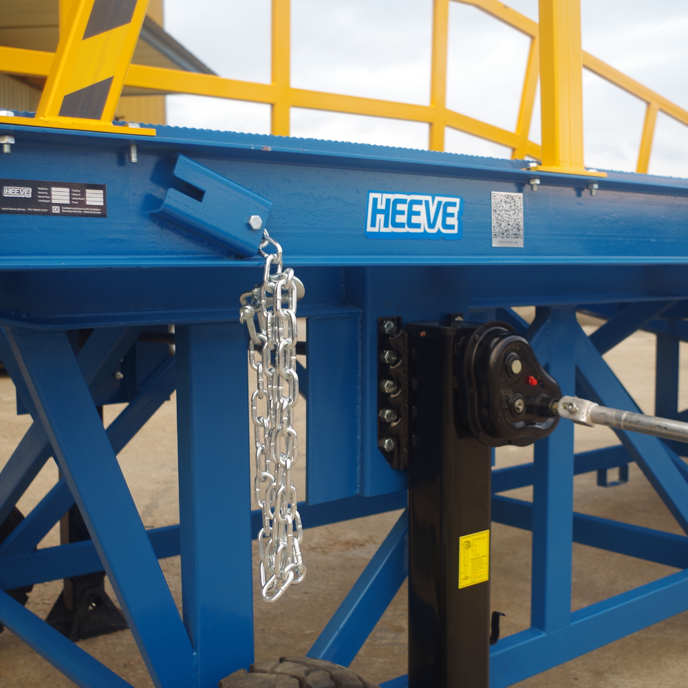 Heeve Loading Dock & Warehouse Heeve Forklift Dock Ramp/Yard Ramp with Grated Surface - Manual