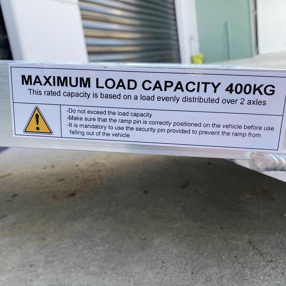 Load capacity label on ramp attached to truck, max 400kg.