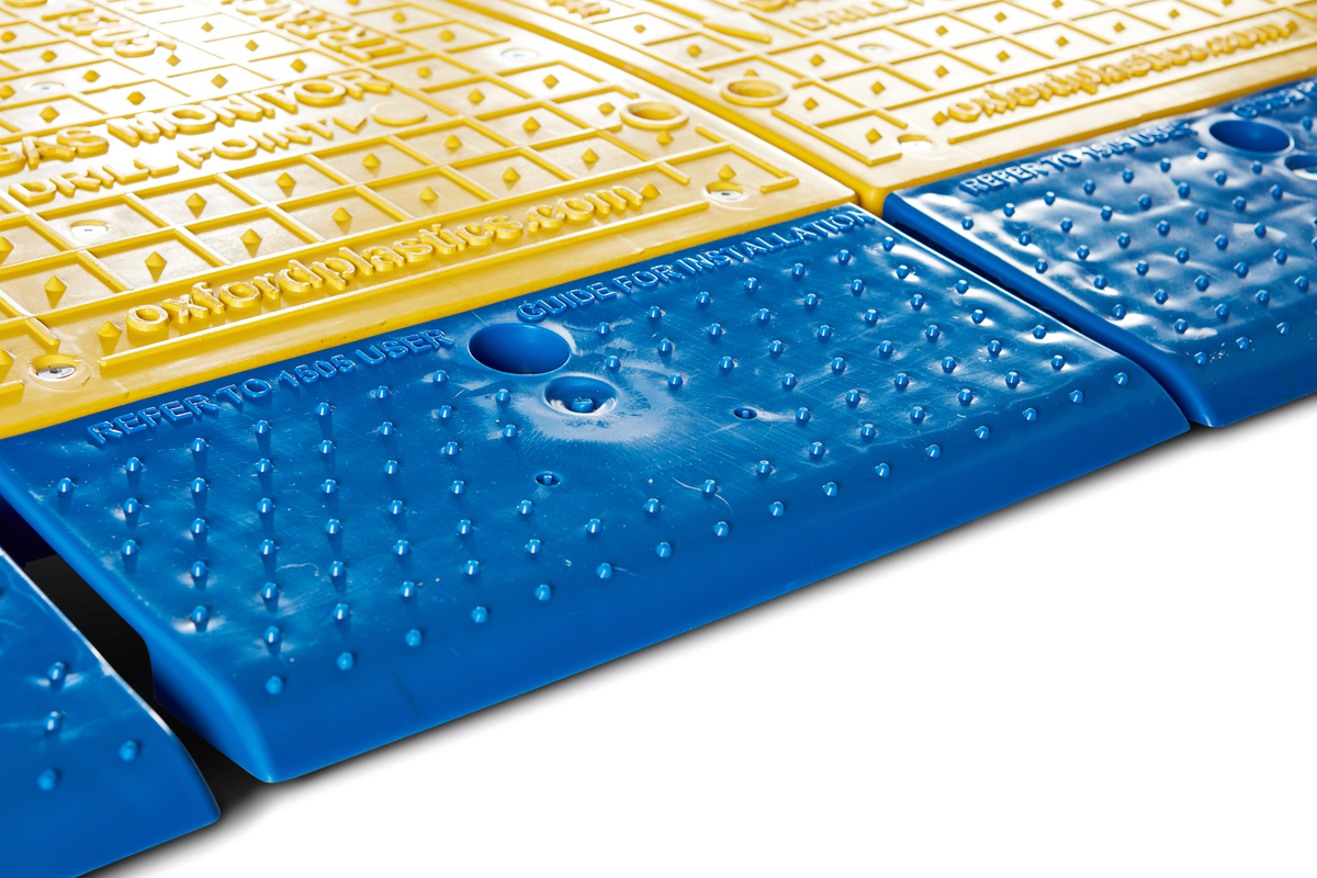 Close view of the blue anti-slip end ramp on an Oxford Plastics LowPro 15/05 road plate
