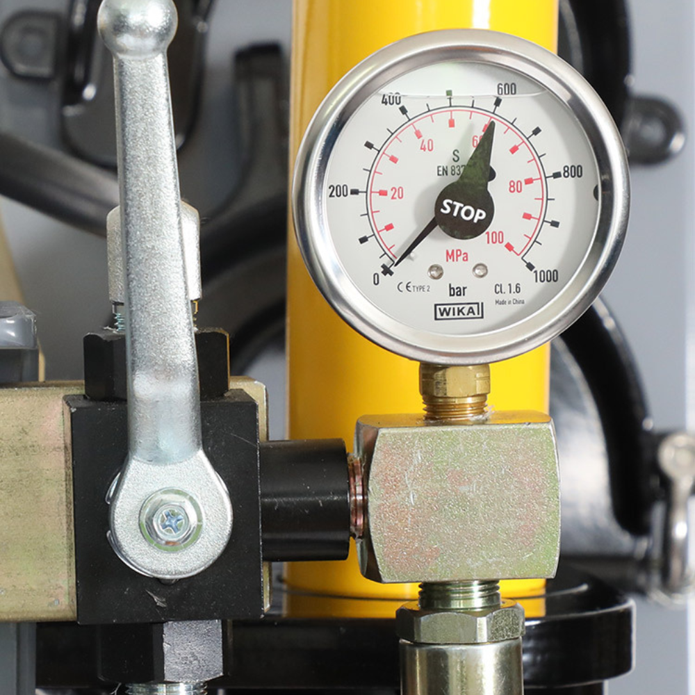 Zoomed-in view of a swivelling caster wheel for enhanced mobility and stability of the machine.