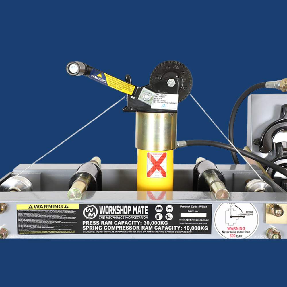 Set of accessories and tools included with the hydraulic hose crimping machine, displayed in an organised layout.