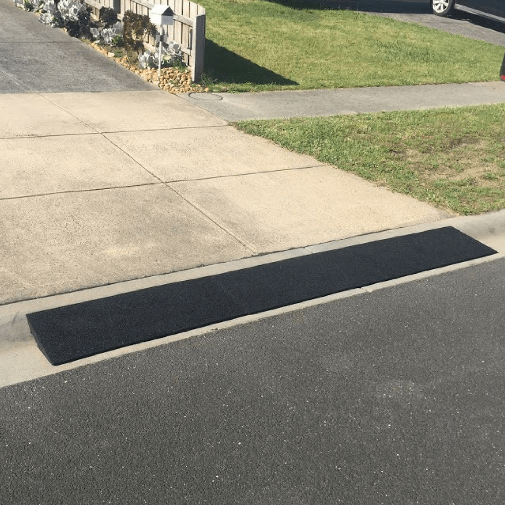 Heeve Traffic Control & Parking Equipment 1m (1 x Ramp) Heeve Driveway Rec. Rubber Kerb Ramp 1m Sections for Rolled-Edge Kerb