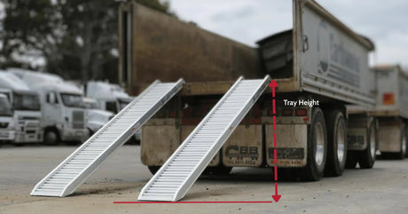 Truck tipper with two aluminium loading ramps