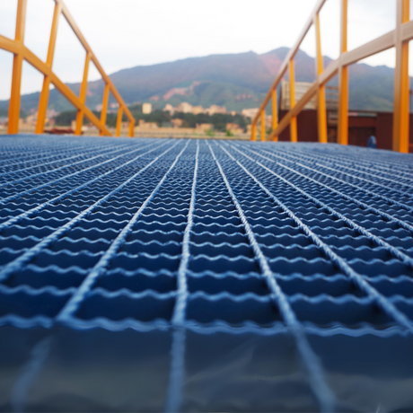 Heeve Loading Dock & Warehouse Heeve Forklift Dock Ramp/Yard Ramp with Grated Surface - Manual