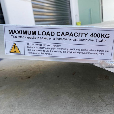 Load capacity label on ramp attached to truck, max 400kg.