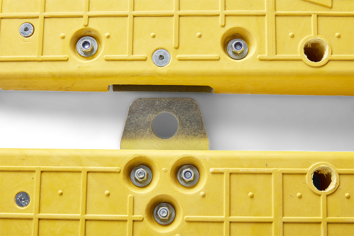 Drop pin connection between two Oxford Plastics LowPro 23/05 road plates