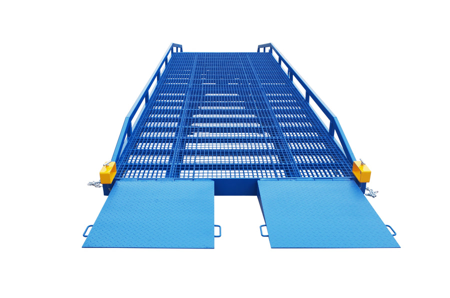 Heeve hydraulic forklift yard ramp seen from the front