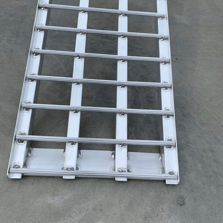 Close-up of the ramp's middle section, focusing on the crossbars and welding.