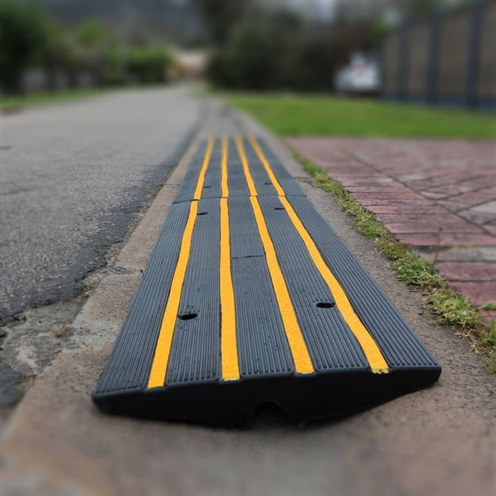 Heeve Traffic Control & Parking Equipment 1.2m (1 x Ramp) Heeve Driveway Rubber Kerb Ramp in 1.2m Sections for Rolled-Edge Kerb