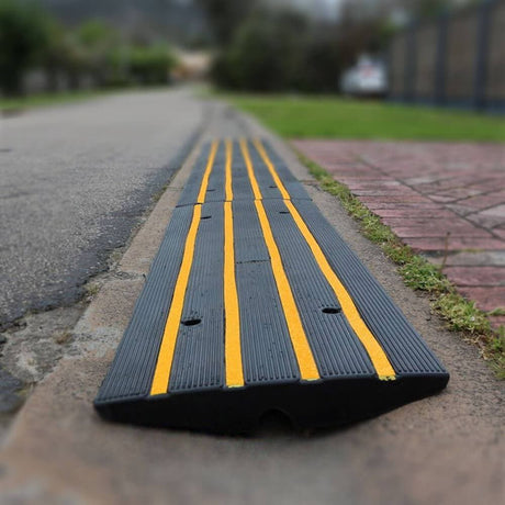 Heeve Traffic Control & Parking Equipment Heeve Driveway Rubber Kerb Ramp in 1.2m Sections for Rolled-Edge Kerb (Open Box)
