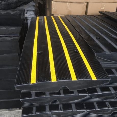 Heeve Traffic Control & Parking Equipment 1.2m (1 x Ramp) Heeve Driveway Rubber Kerb Ramp in 1.2m Sections for Rolled-Edge Kerb