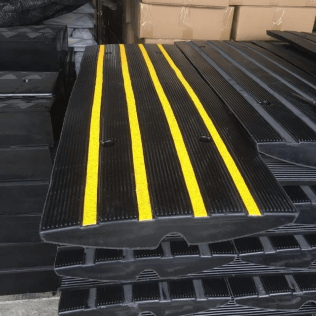 Heeve Driveway Rubber Kerb Ramp in 1.2m Sections for Rolled-Edge Kerb ...