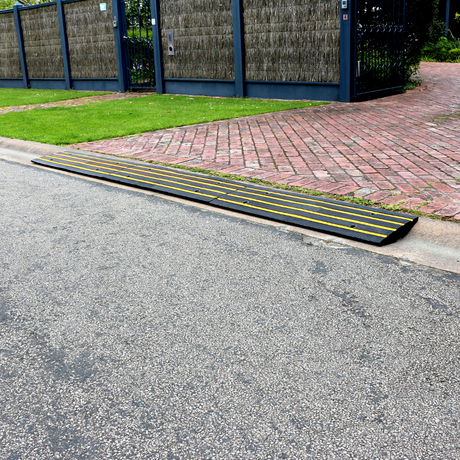 Heeve Traffic Control & Parking Equipment 1.2m (1 x Ramp) Heeve Driveway Rubber Kerb Ramp in 1.2m Sections for Rolled-Edge Kerb