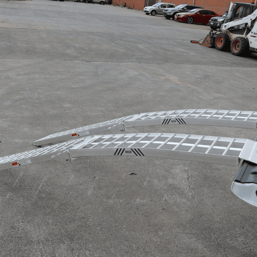 Heeve 2.3m x 1.3-Tonne Aluminium Curved Folding Loading Ramps, Pair ...